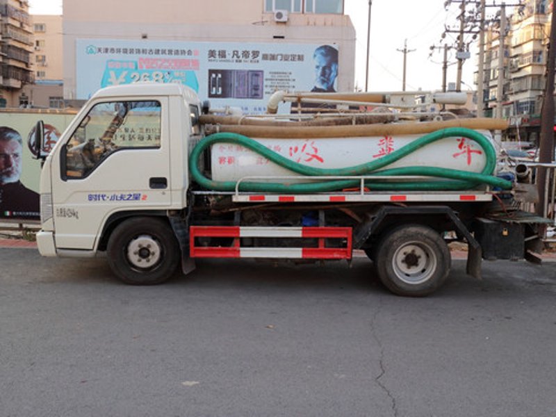环卫车辆市场新动态：吸污车销售趋势观察